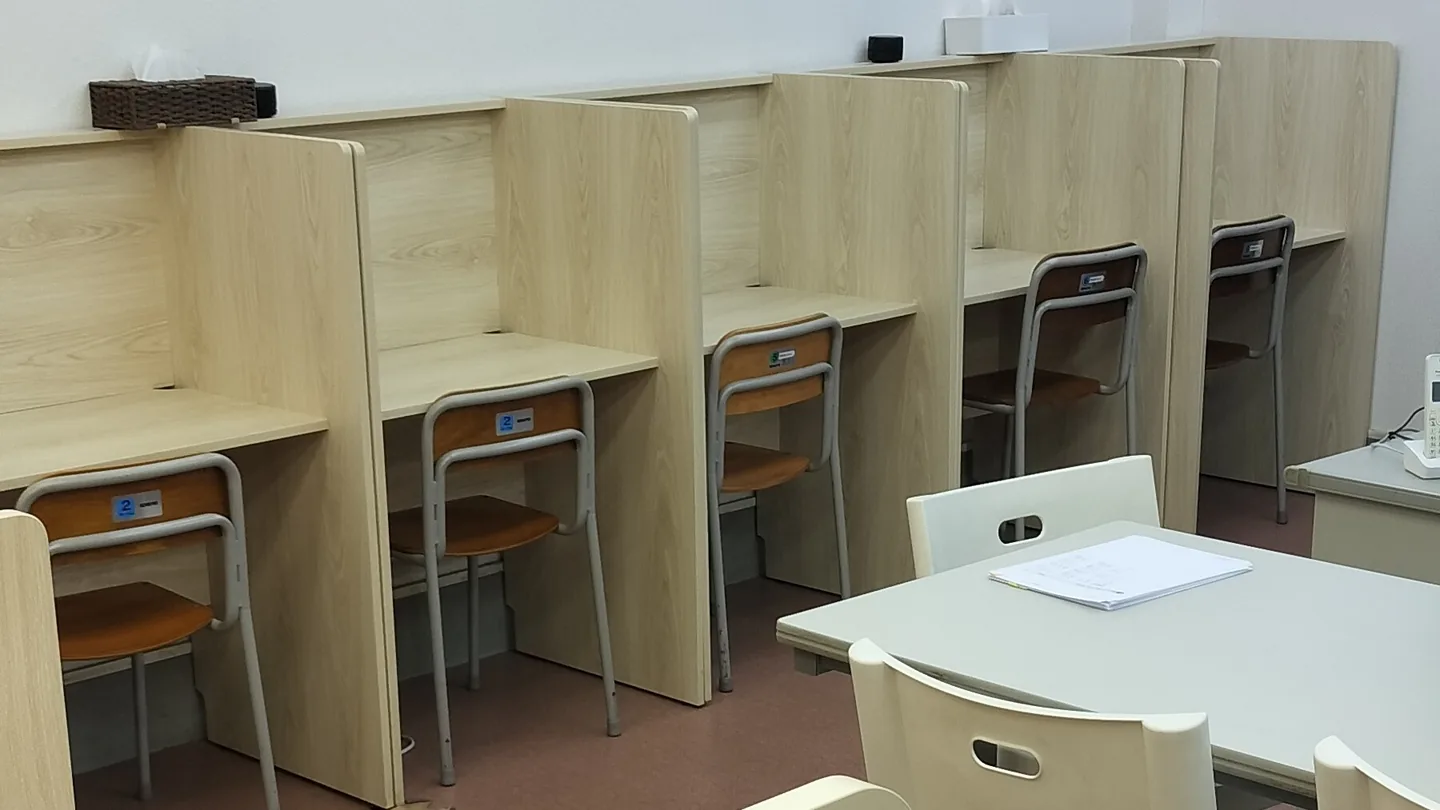 学校ワークと5科目演習に集中できる、明るく清潔な個別学習ブース